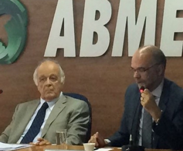 O presidente da ABMES, Gabriel Mario Rodrigues e o secretário executivo do MEC, Luiz Cláudio Costa 