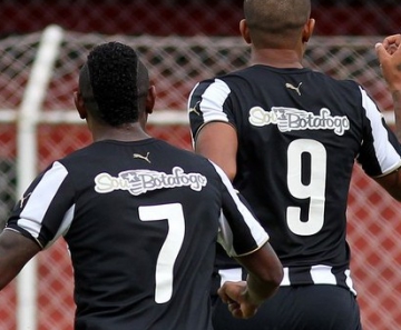 Acompanhado por Jobson, Bill corre para comemorar o primeiro gol do Botafogo