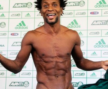 Zé Roberto exibe físico durante sua apresentação no Palmeiras, no começo da temporada 