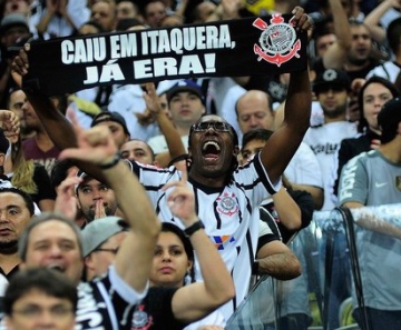 Torcedor celebra mais um vitória corintiana na nova arena, em Itaquera 