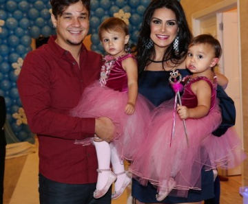 Nathalia Guimaraes e o marido Leandro do KLB com as filhas Maya e Kiara