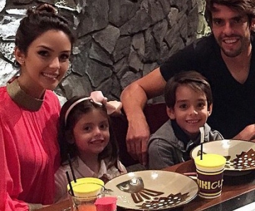 Kaká e Carol Celico com os filhos, Luca e Isabela, em restaurante em orlando, nos Estados Unidos