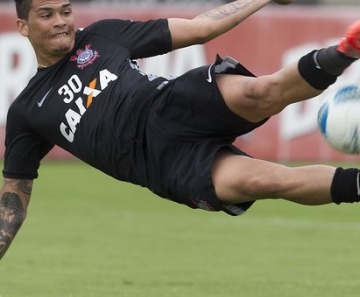 Luciano dá voleio durante treino do Timão no CT Joaquim Grava 