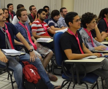 Alunos vestem gravata rosa contra preconceito na USP, em Ribeirão Preto, SP 