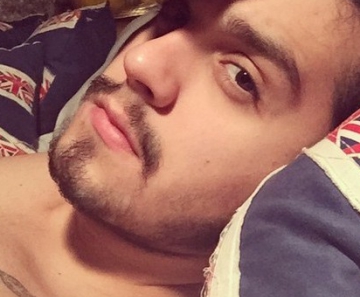 Luan Santana posa sem camica para selfie