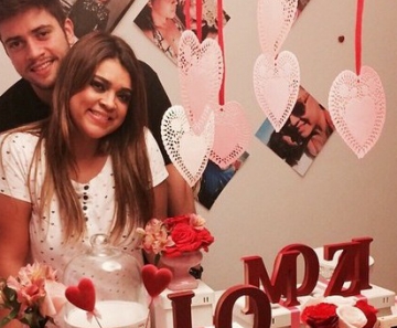 Preta Gil e o noivo, Rodrigo Godoy, comemorando um ano de namoro 