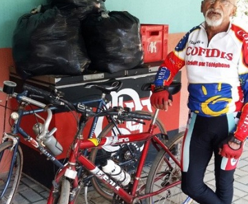 O ciclista Wanderli de Sousa com as duas bicicletas na chácara onde mora no Gama 