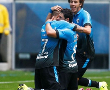 Luan e Giuliano já se acostumaram a comemorar gols juntos 