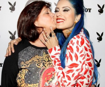 Tati Zaqui com a mãe, Eloisa, em festa em São Paulo