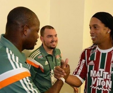 Ronaldinho cumprimenta Marcão no dia de sua apresentação, no Maracanã