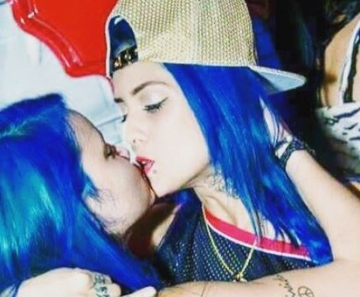 Tati Zaqui beija jovem 
