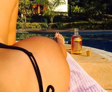Amanda aproveita o domingo de sol 