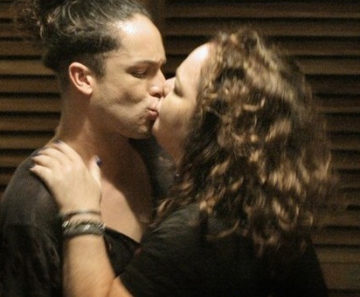 Rainer Cadete e Dida Camero em cena na novela 'Verdades secretas'