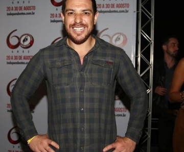 Ex-BBB Cézar Lima em festa em São Paulo 