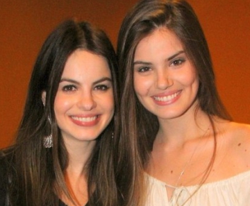 Sthefany Brito e Camila Queiroz em teatro no Rio 