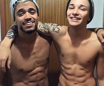 Caio e MC Gui posam juntos e mostram físico sarado 