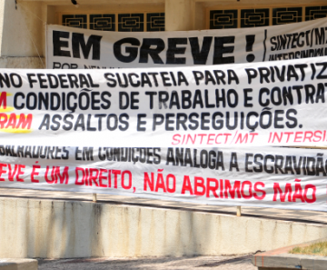 Faixa colocada na frente de agência anuncia greve