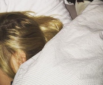 Fiorella Mattheis dorme ao lado de sua cachorrinha, Panda, e Pato posta foto na web