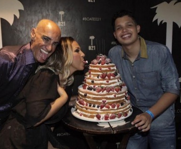 Valesca Popuzuda com o filho Pablo Gomez e Amin Khader em festa no Rio