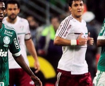 Matheus Sales (à esq.) defende o Palmeiras diante do Fluminense, na arena, pela Copa do Brasil 