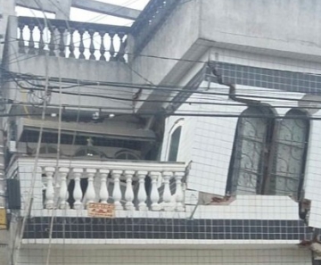 Casa corre o risco de desabar no Parque Edu Chaves, Zona Norte de São Paulo