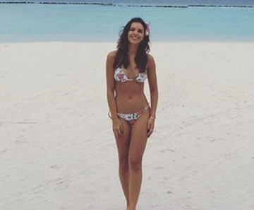 Mariana Rios posa de biquíni em praia