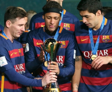 Messi, Neymar e Suárez com o troféu do Mundial de Clubes