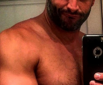 Henri Castelli posa sem camisa e exibe marca de sol