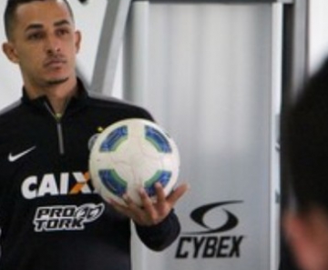 Esquerdinha jogou no time do Coritiba na temporada 2015 