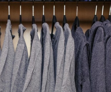 Mark Zuckerberg, fundador do Facebook, mostra o guarda-roupa monocromático e com looks repetidos 