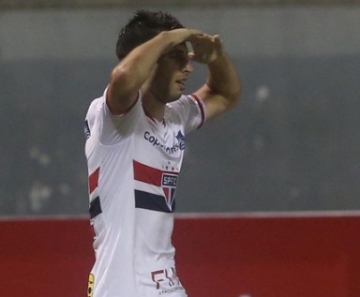 Calleri comemora primeiro gol pelo São Paulo em homenagem aos familiares 