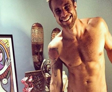 Ex-BBB Daniel Manzieri posa sem camisa