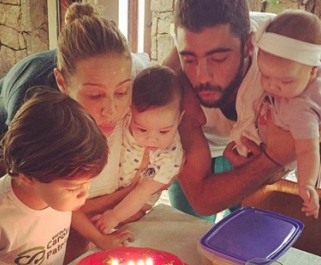 Pedro Scooby e Luana Piovani com os filhos Dom, Bem e Liz 