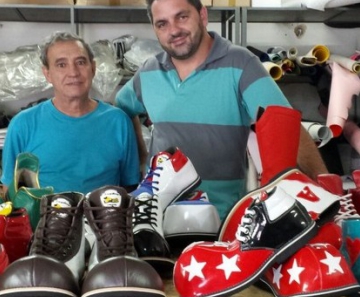 Sócios produzem sapatos personalizados para palhaços em Franca