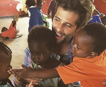 Bruno Gagliasso recebe carinho de crianças carentes no Malawi 