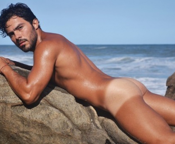 Modelo Douglas Martins posando para as lentes do The Male Nude Project 