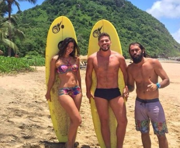 Carol Castro tem dia de surfe com amigos 