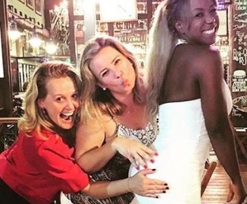 Ex-BBB Adélia com posa com fãs no Rio