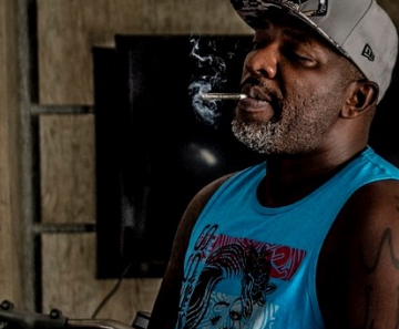 Mr Catra fuma cigarro com piteira, cheio de estilo 