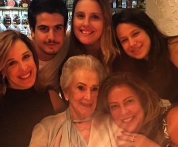 Claudia Raia com a mãe, Odete, e os filhos, Enzo e Sophia, a irmã, Olenka, e a sobrinha Kananda