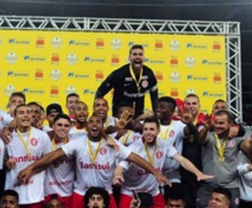 Jogadores comemoram hexa do Gauchão 