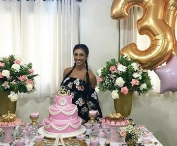 Ex-BBB Amanda mostra mesa de sua festa de 30 anos 