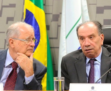 O diplomata Sérgio Amaral (esq) durante sabatina na Comissão de Relações Exteriores do Senado 