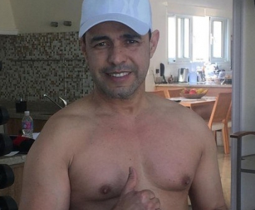 Zezé Di Camargo posa sem camisa