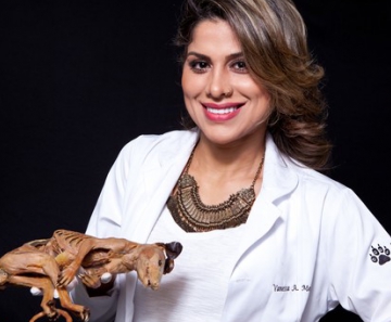 Vanessa Mesquita e um animal morto na mão durante aula de anatomia
