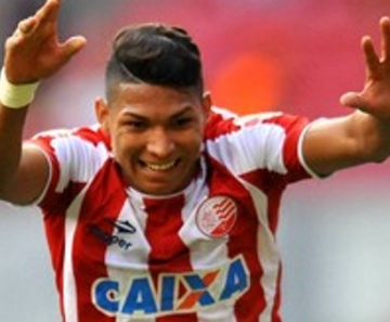 Roni comemora um dos seus gols na Série B 