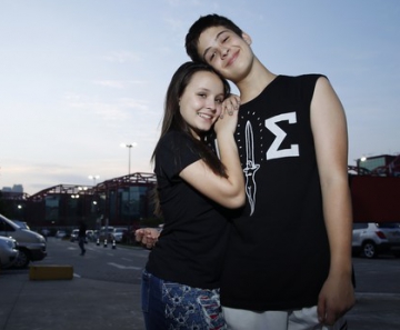 Larissa Manoela e João Guilherme no intervalo de filmagem no Rio 