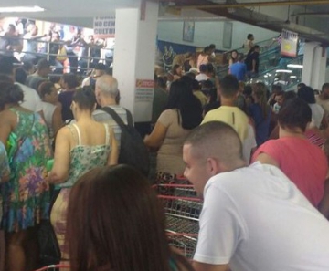 Clientes aguardavam abertura dos portões na filial de Niterói