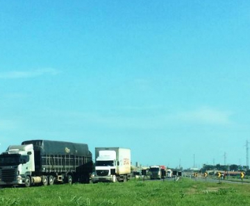 Caminhoneiros dão inicio a paralisação nas rodovias; Pontos da BR-163 já estão bloqueados