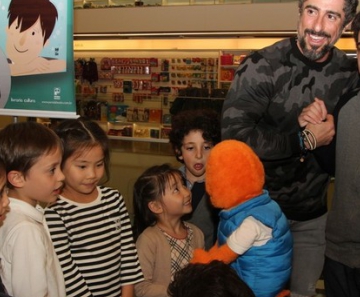 Marcos Mion com o filho Romeo no lançamento do livro 'A Escova de Dentes Azul'